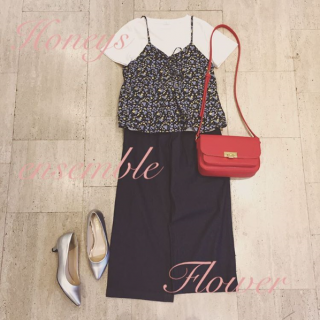 黒ベースの花柄がかわいいキャミソールと着回し力抜群の白Tのアンサンブル♡　デニムワイドパンツ合わせが今年らしくてGood♡　ピンクのBagで春らしさをプラス♡