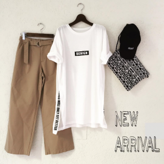 Tシャツワンピとワイドパンツでゆるっとしたシルエットが今年らしいストリートスタイル。　Tシャツワンピはサイドスリットにロゴ入りがポイント♡