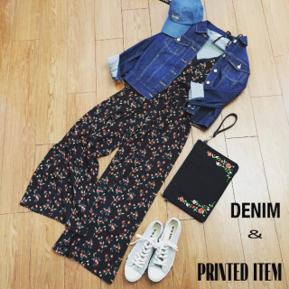 ガーリィな花柄オールインワンをストリートミックスにコーデ♡　Gジャンはわざと肩を見せるように着るのが今年風。