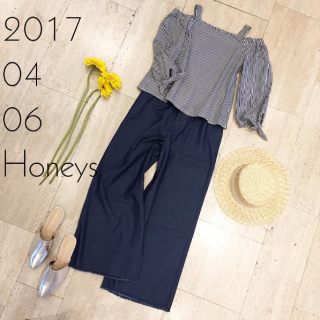 ストライプとデニムのかっちりした合わせも、オフショルブラウスでガーリーにシフト♡