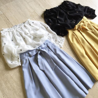 同じアイテム、色違いを使ってテイスト別コーディネート♡　白ブルーならオフィスやデートに、黒イエローはショッピングや女子会にオススメ♡