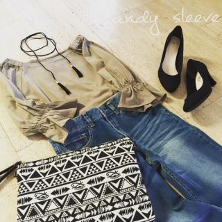 袖デザインのトップスはシンプルでもかっこよく決まる！　チョーカーもセットになってるから着るだけで今年らしさが出せちゃうトップスは定番デニムを合わせて♡