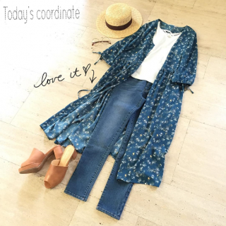 雑誌掲載でお問い合わせの多かった花柄ガウンが入荷します！　今年はワイドパンツに合わせてもかっこいい♡　まずはスキニーでプレーンにコーデ。