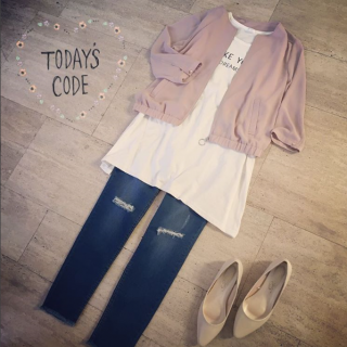 チュニック丈のTシャツをダメージスキニーとジャケット合わせでかっこよく★　ジャケットはピンクを選んで女性らしさも忘れずに♡