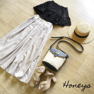 黒を使ったコーディネートが新鮮でオススメです♡　グレーやベージュで大人っぽいカラーリングのコーデに。