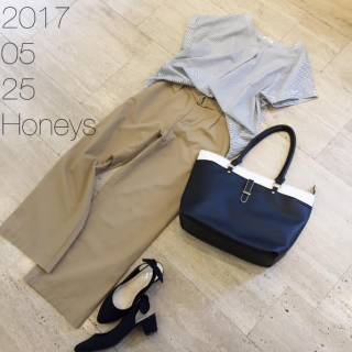 Vネックのブラウスを後ろ下がりで大人っぽく♡　抜け感がさりげなくフェミニンなオフィススタイル。