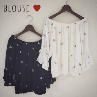 オフショルでも着られる2way仕様がうれしいブラウスは花柄刺繍がかわいい♡