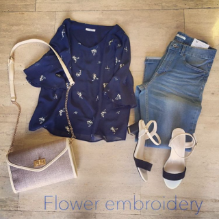 花柄の総刺繍がかわいいトップスをデニムでシンプルコーデ♡　ハニーズ店頭のポスターでトップスの色違いを鈴木ちなみちゃんも着てくれています♡　ぜひチェックしてみて下さいね♪