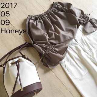 カーキのブラウスを白ボトムで爽やかにコーデ♡シンプルアイテム合わせでブラウスを主役に。