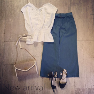 スカラップ刺繍のカットワークがかわいいブラウスは着るだけで様になる1枚♡　ボトムはシンプルにデニム合わせで♡　サンダルと夏素材のBagで夏先取りな爽やかスタイルに♪