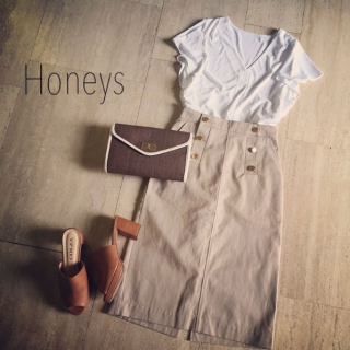 Vネックのキレイめトップスに釦使いがポイントのタイトスカートを合わせたオフィススタイル♡