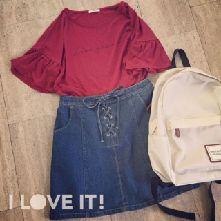 赤×デニムが今の気分♪フレア袖がポイントのTシャツにレースアップデザインのデニムミニを合わせてカジュアルに♡