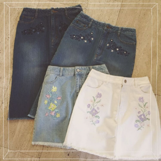 刺繍使いはトップスだけじゃなくボトムもバリエーション豊富に♡　今回は長めタイトスカートとデニムミニをご紹介♪
