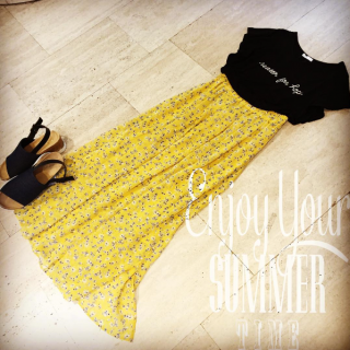 小花柄のスカートはスリットが入っていて今年らしい抜け感があるコーデが作れます♡