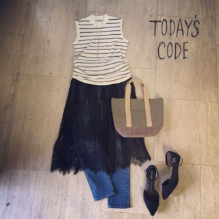 人気のレーススカートを使った大人なレイヤードコーデ♡　黒レースと黒パンプスで大人っぽいスタイリングに♡