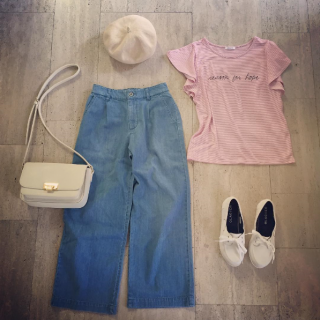 フレア袖がかわいいコンパクトサイズのTシャツをデニム合わせでマリンスタイルに♡