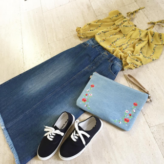 オフショルのブラウスをミディ丈のデニムスカートで大人っぽくスタイリング♡