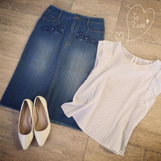 フリルのフレンチ袖がかわいいブラウスに刺繍デニムスカートで爽やかスタイル♡