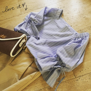 キレイめイメージのストライプブラウスも今年はキャンディースリーブでキュートさをプラス♡