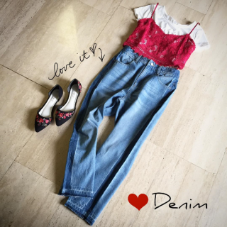 ゆるいシルエットが今年らしいデニムはサイドのラインや裾など、リメイクしてあるのがポイント♡