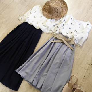 花刺繍がかわいいブラウスをスカート合わせに。　ロングスカートでリラックススタイルにも、ベルト付のスカートでキレイめスタイルにもぴったり♡