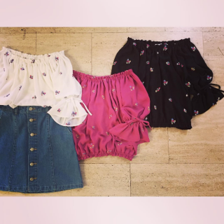 人気の花柄刺繍のブラウスに新色が登場しました♡　ベースカラーだけでなく、花刺繍にもパープルや濃いピンクが入ると新鮮！