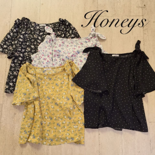 肩ひもがリボンになっているブラウスはちょっとだけ肌見せのデザインなのがポイント♡　フレア袖でさらりと着られるシルエットなのでパンツ合わせでもスカート合わせでもGood♡