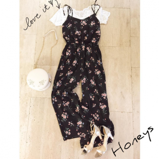 花柄オールインワンでリゾート風にコーディネート♡　レースのインナーで大人っぽくかつ肌見せでセクシーに♡