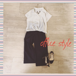 半袖のスキッパーシャツは通勤スタイルにぴったり♡　大きめのチャームがかわいいネックレスがセットになっているのでシンプルコーデのポイントに♡　チノ素材のワイドパンツで楽チン通勤コーデの完成♪