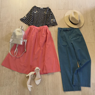 胸元にも袖にも刺繍が入ったTシャツはガーリーにもボーイッシュにも着こなせる優れもの♡　その日の気分に合わせて雰囲気変えてスタイリングしちゃいましょ♪