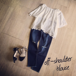 裾の刺繍がかわいいブラウス♡　オフショルにも着られる2Wayなのもうれしい♡　甘めのデザインにあえてダメージのデニムを合わせてMixスタイルに♪
