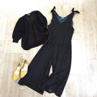 肩リボンのオールインワンは水玉が新鮮！　インナーや小物で色を足すのも楽しい♡