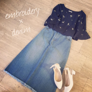 人気の刺繍トップスはデニム合わせでシンプルに♡　ロング丈のボトムで大人な雰囲気に♡