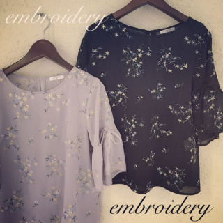 袖リボンデザインと総柄刺繍がかわいいブラウス♡　小花刺繍で大人っぽい雰囲気にも♡　合わせのボトムは選ばないのでデニム合わせでカジュアルにまとめてもGood♪