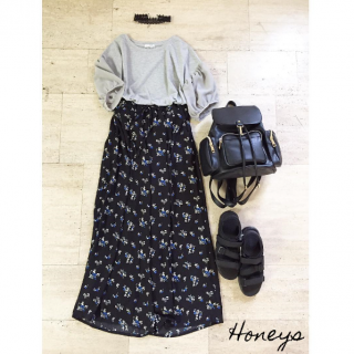 コーデに使う色を抑え目にしたモードリラックススタイル。　スカーチョも黒にブルーの花柄が新鮮でかわいい♡