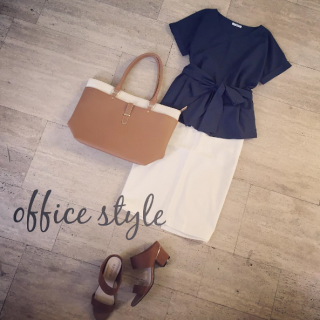 ウエストマークの大きめリボンが可愛いブラウスはタイトスカート合わせでかっこよく♡　パンツ合わせでも素敵に決まるのでオフィススタイルとしてもおすすめ♡