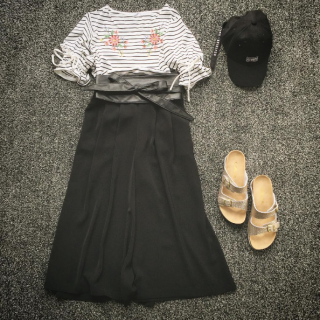 クールになりがちなモノトーンコーデには刺繍トップスをプラスしてポイントを。