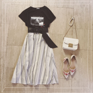 Tシャツにスカートのワンツーコーデ♪　太めのベルトを合わせて今年らしい着こなしに♡　Tシャツに入ったさりげない刺繍とパンプスの刺繍でさらに鮮度アップをねらっちゃお♡
