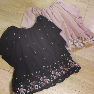 裾にかけてグラデーションのように入ったお花の刺繍がかわいいトップス♡　ひらっと揺れる袖のデザインもポイント。