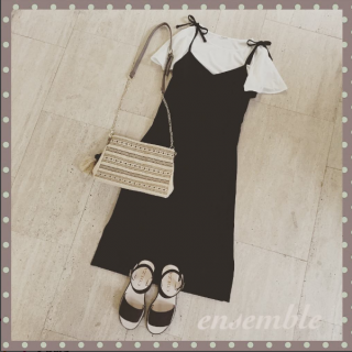 白TとIラインのワンピースがセットになったアンサンブル♡　もちろんこのまま着てもOKだけど別々でも着られてお得♪　ペタンコサンダルに雑材のBagで夏のリゾートスタイルに♡