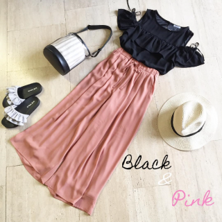 ピンクと黒で大人リゾートスタイル♡　オフショルが苦手な人もこのトップスなら肌見せに挑戦しやすい！