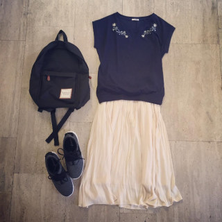 刺繍トップスにロングスカートを合わせたガーリースタイル♡　パンプスを合わせて可愛くまとめたくなるけど、あえてスニーカーとリュックでスポーティMixスタイルに♪