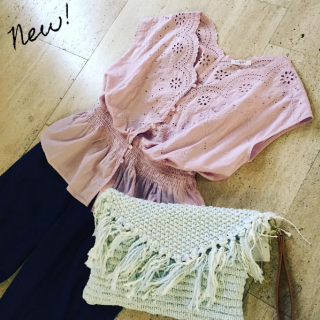 オンラインショップでも大人気の『刺繍使いブラウス』新色が登場♡