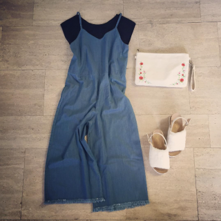 大人なデニムサロペットでシンプルスタイル♡　小物を白で揃えて黒ニットでも重くない印象に♪