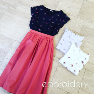 大人気の総刺繍トップスの新作♡　紺のトップスには濃ピンクの刺繍が入ってるのが可愛い♡　カラースカートとの相性も抜群♪
