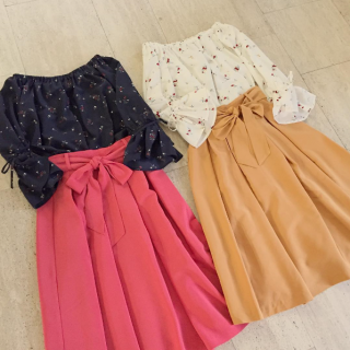 人気のカラーフレアスカートの新作が登場♡　トップスはこちらも人気のキャンディスリーブブラウス♡　あなたはどちらの配色がタイプ？