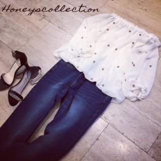 定番な白×デニムのコーデも刺繍使いのオフショルブラウスでフェミニンに♡