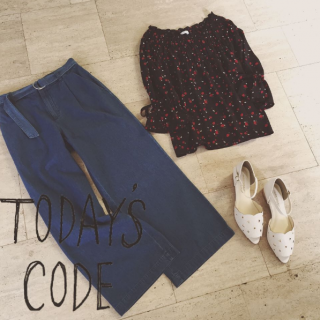 シャーリングで袖リボンな盛りトップス♡　黒ベースの花柄にデニムを合わせてカジュアルに♡　足元に白のサンダルを合わせたら重くなりすぎなくてGood♪