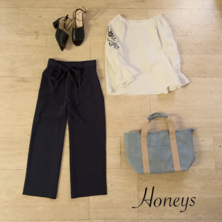 袖刺繍ブラウスの新作は袖の長さが6分袖から8分袖に♡　刺繍の色もちょっと落ち着いた秋先取りなカラーに変化♡　きれいめボトムを合わせて通勤OKなコーデに♪