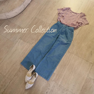 刺繍使いのトップスがまたまた進化♪　肩に小さいリボンがついたフレア袖が可愛らしさUPのポイントに♡　ピンク×デニムの色合わせも可愛いスタイリングに♡